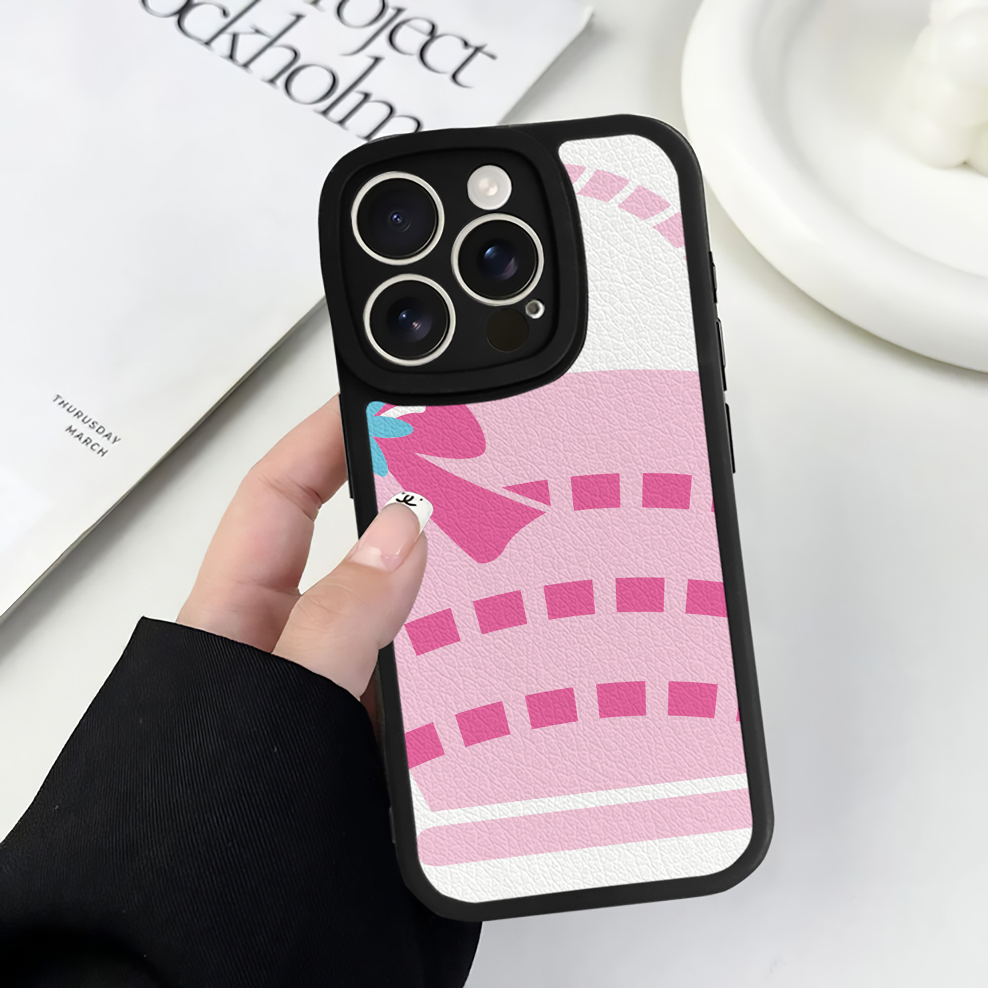 （画像用） Hello Kitty ハローキティ 【iPhone 16シリーズ対応】シリコンスマホケース（レザー調） 材質：シリコン
